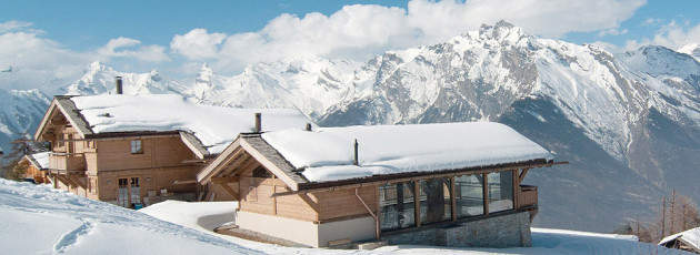 Chalet sous la neige
