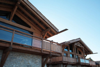 Outside chalet Kalibu in summer