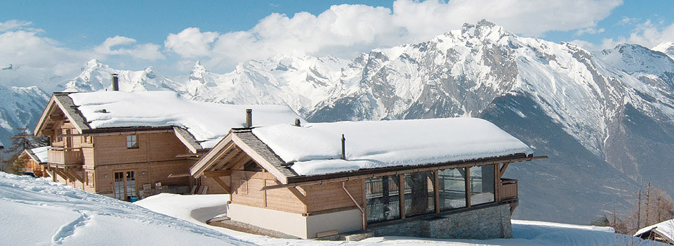 Chalet sous la neige